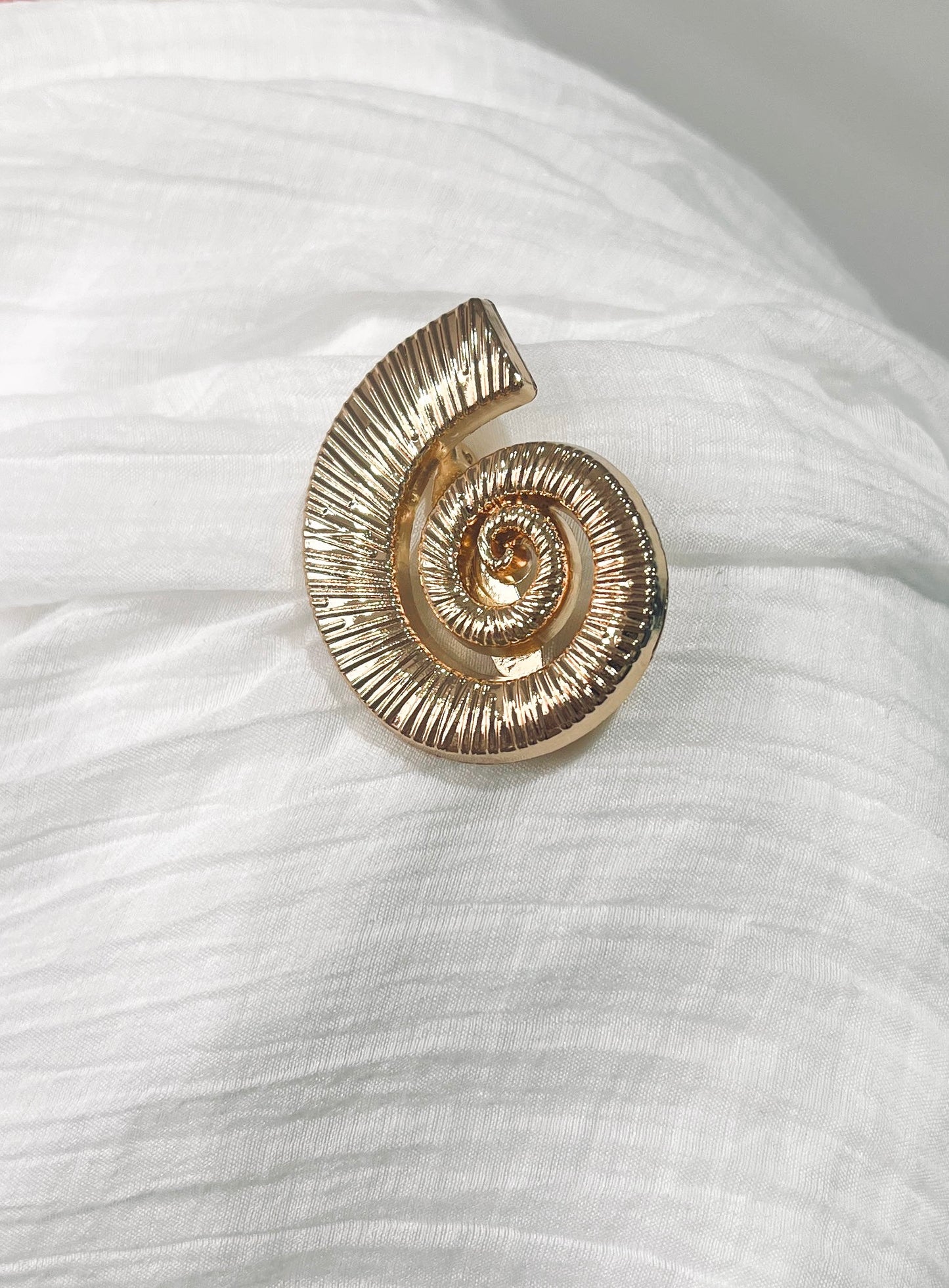 SEASHELL BROOCH